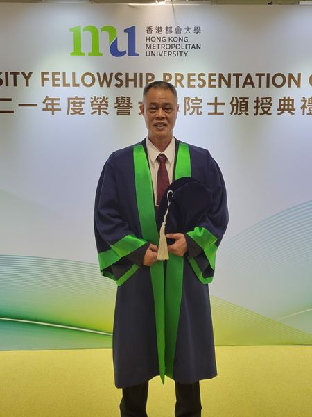 明哥榮獲本地高等學府頒授榮譽大學院士，以嘉許他對社會的付出。（圖片來源：北河同行FB）
